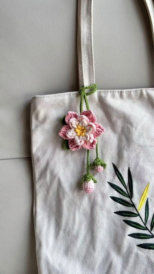Blossoming Daisy & Bud Charm